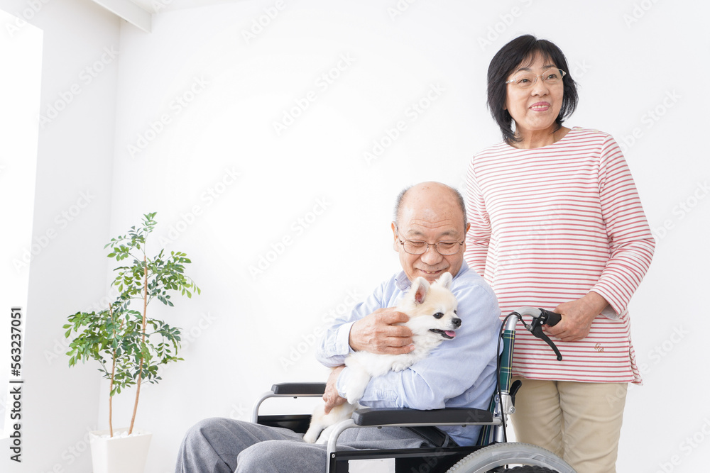 Obraz premium 介護をする高齢の夫婦
