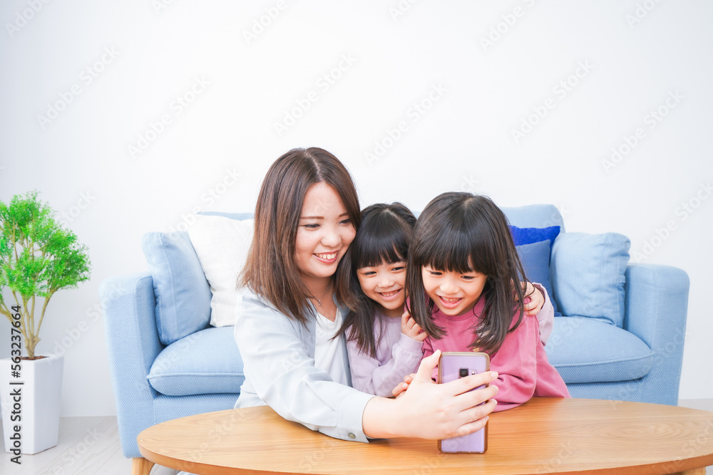 リモートでテレビ電話をする小さな女の子たち リモートでテレビ電話をする小さな女の子たち
