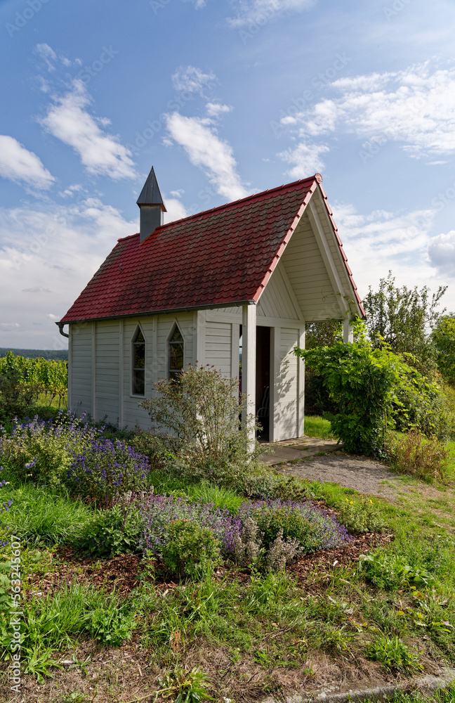 Fototapeta premium Kleine Kapelle in den Weinbergen auf der Weininsel bei Sommerach an der Vokacher Mainschleife, Landkreis Kitzingen, Unterfranken, Franken, Bayern, Deutschland