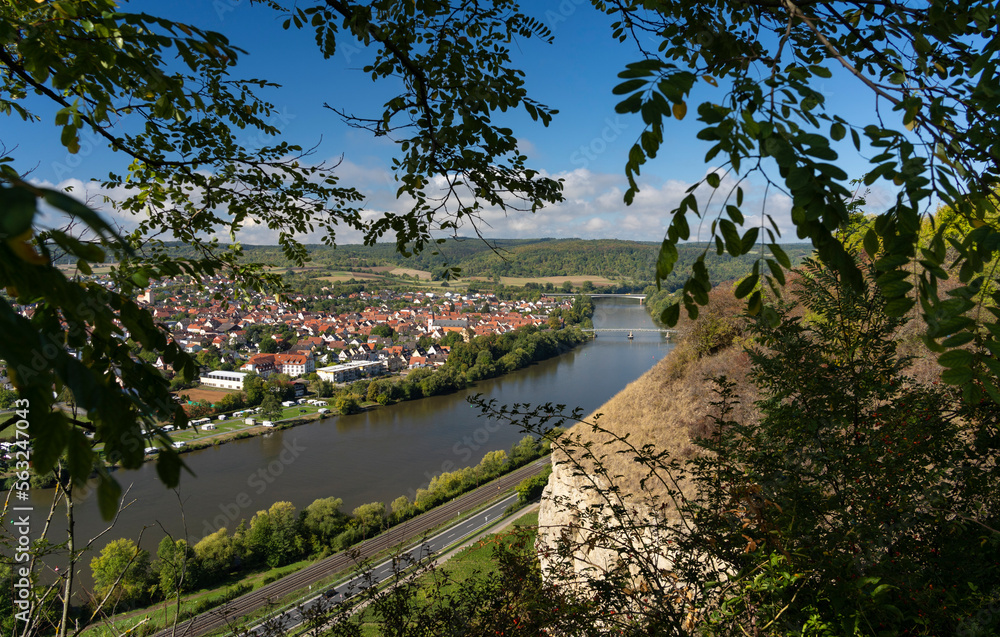 Blick von den Weinbergen am Benediktusberg bei Retzbach auf Zellingen und das Maintal, Landkreis Main-Spessart, Unterfranken, Bayern, Deutschland. Blick von den Weinbergen am Benediktusberg bei Retzbach auf Zellingen und das Maintal, Landkreis Main-Spessart, Unterfranken, Bayern, Deutschland.