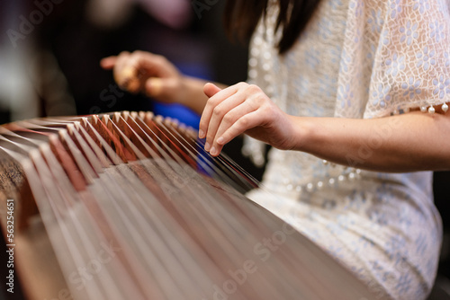 femme jouant au guzheng pour le nouvel an chinois photo