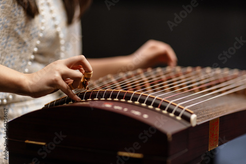 Photos femme jouant au guzheng pour le nouvel an chinois