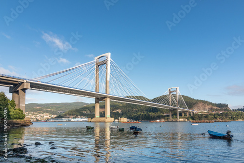 El puente de Rande visto desde Redondela (Galicia, España) © roberto regatos