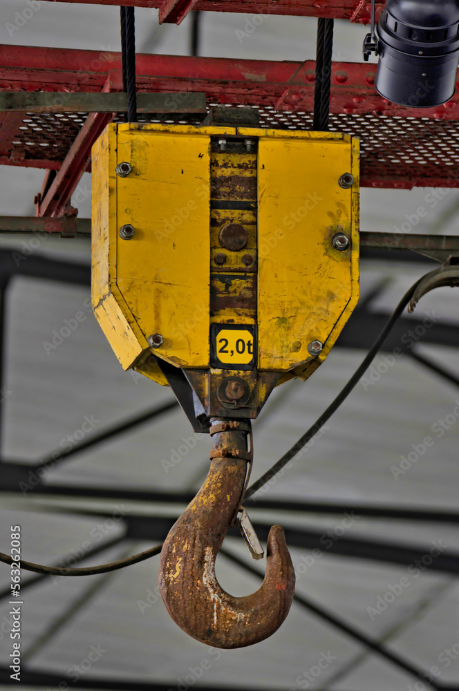 großer Portalkran in einem Industriemuseum großer Portalkran in einem Industriemuseum