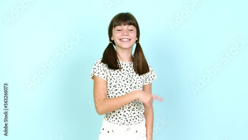 Little girl  pointing to the laterals having doubts over isolated background
