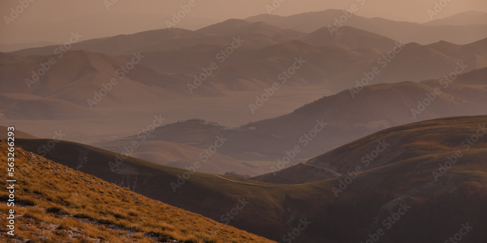 Fototapeta premium Vista su Castelluccio di Norcia da Cima Vallelunga al tramonto.