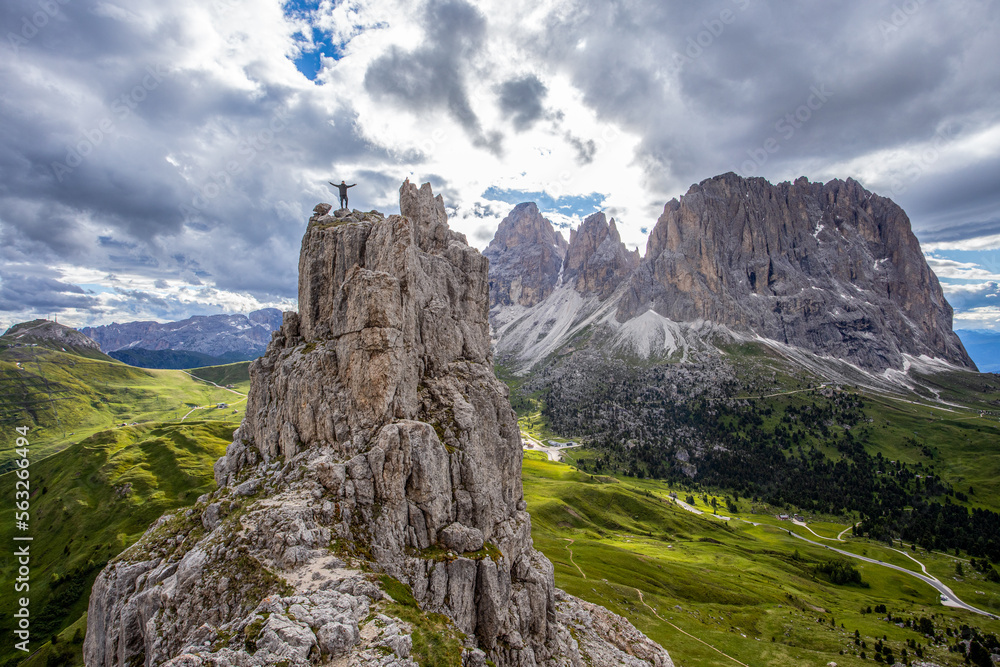 Soddisfazione dopo arrampicata con vista sul Sassolungo tra Val Gardena e Val di Fassa, Trentino.