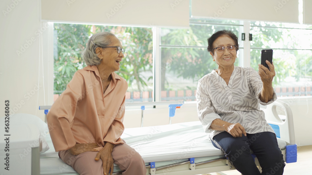 Obraz premium Portrait of happy group of old elderly Asian patient or pensioner people smiling, relaxing, having fun together in nursing home. Senior lifestyle activity recreation. Retirement community. Health care