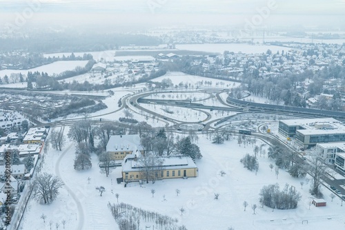 Winterlich verschneiter Sheridanpark in Augsburg - Blick über den südlichen Teil zum B17-Anschluß bei Leitershofen