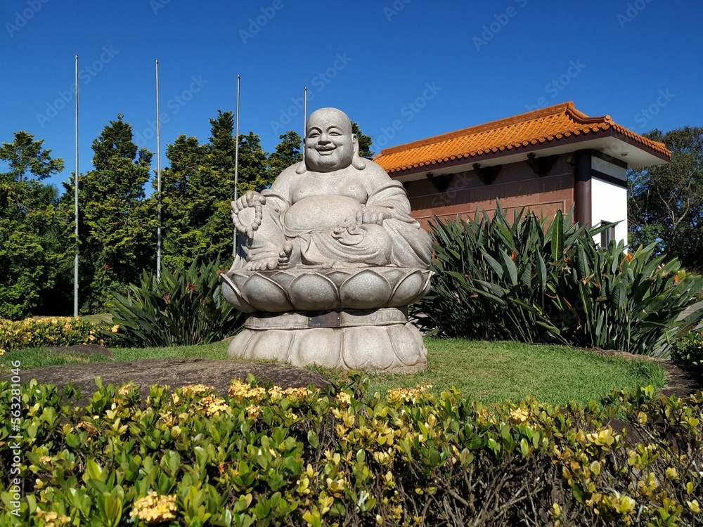 Obraz premium Buddha stone statue in a peaceful garden