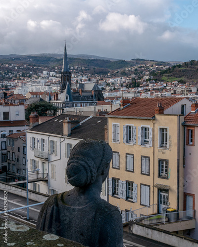 Statue de la Rue Montlosier avec vue sur l'église Sainte-Eutrope, et Montjuzet à Clermont-Ferrand  photo