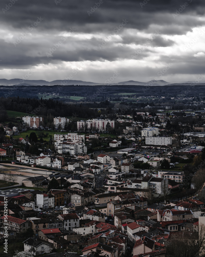 Vue aérienne de la ville de Thiers, très sombre, l'hiver (Auvergne) 