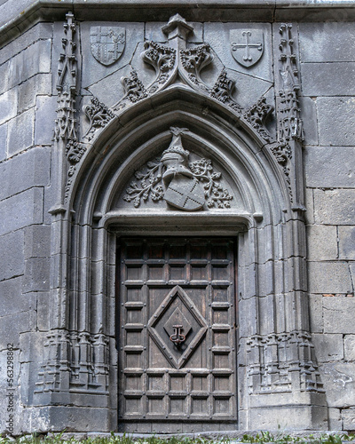 Porte médiévale à l'intérieur du Château de Châteaugay photo