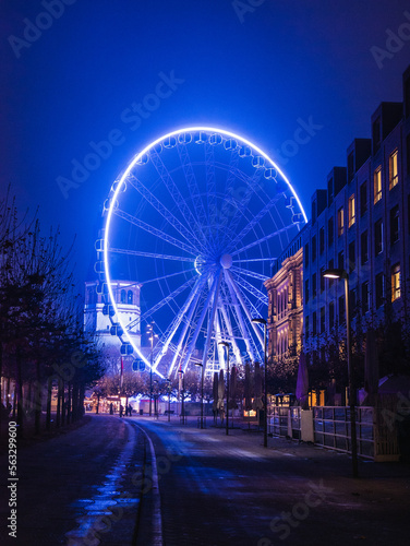 Grande roue de la Burgplatz de Düsseldorf une nuit brumeuse d'hiver