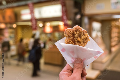 揚げもみじ饅頭　広島の宮島で食べ歩きき　Deep fried Momiji Manju - speciality of Miyajima in Hiroshima