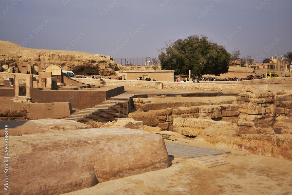 Obraz premium Archaeological dig site on the Giza Plateau, near the great Sphinx. Cairo, Egypt.