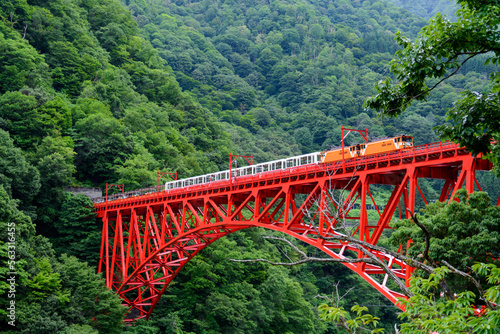黒部渓谷にかかる鉄橋を走る黒部渓谷トロッコ電車 photo