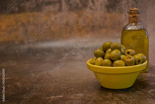 Aceitunas verdes y aceite de oliva virgen photo