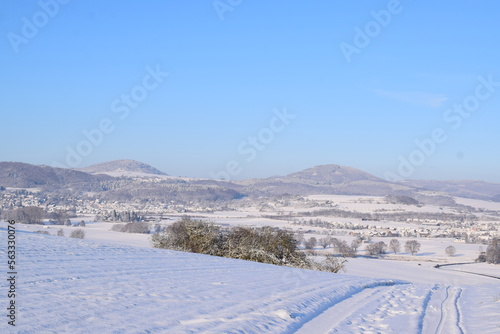 weiter Eifellandschaft im Schnee mit Mendig, Thür und Kottenheim © Markus Volk