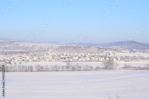 eingeschneites Eifeldorf im Winter 2023
