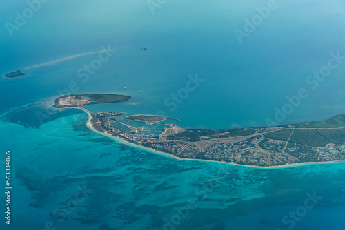 Foto Aerial landscape view of tip of Varadero peninsula and satellite islet Cayo Buba