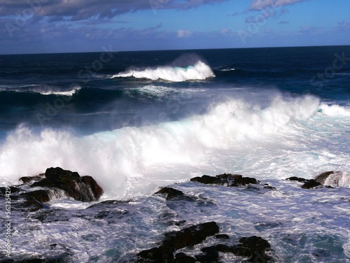 Vague de l'océan atlantique à la pointe de Mosteiros sur l'île de Sao Miguel Archipel des Açores, Portugal. Europe