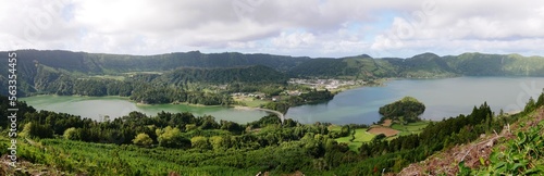 Photo panoramique des lacs bleu et vert site de Sete Cidades sur l'île de Sao Miguel Archipel des Açores, Portugal. Europe