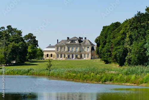 Le château d’Arcelot en Bourgogne vu du parc