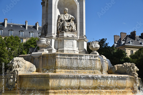 Fontaine de la place Saint-Sulpice à Paris. France