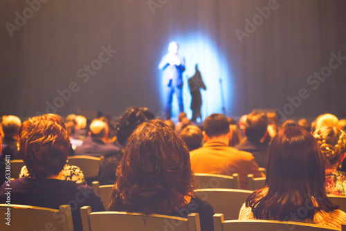 Konstfotografi Man appears on stage in theater with a lot of people