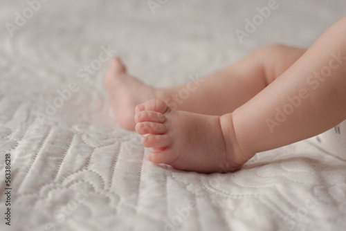 Feet on the bed of a newborn baby