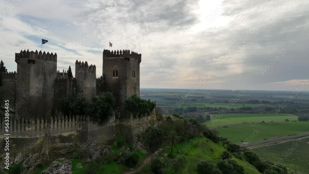 el hermoso castillo de Almodóvar del río en la provincia de Córdoba, Andalucía el hermoso castillo de Almodóvar del río en la provincia de Córdoba, Andalucía
