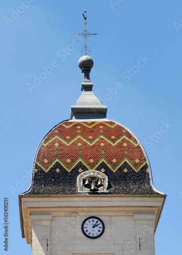 Le toit en tuiles vernissées du clocher de l’église Saint-Hilaire de Pesmes en Franche-Comté photo