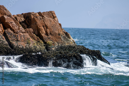 Mar con rocas y oleaje