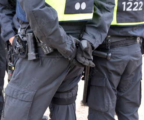 Polizisten in schwarzer Uniform und voller Ausrüstung im Einsatz