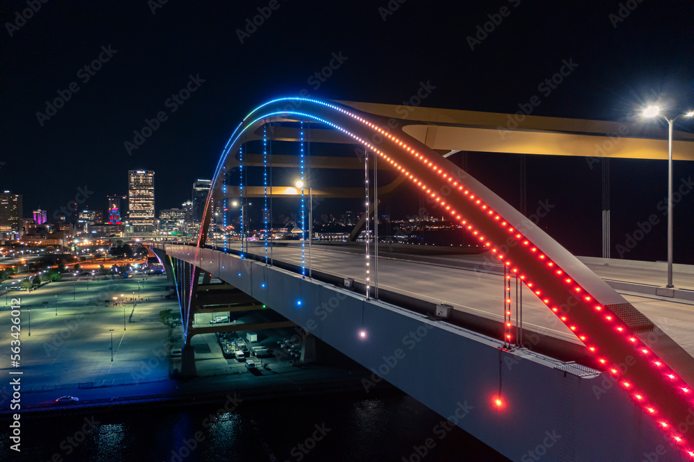 Obraz premium Milwaukee Hoan Bridge Red White and Blue