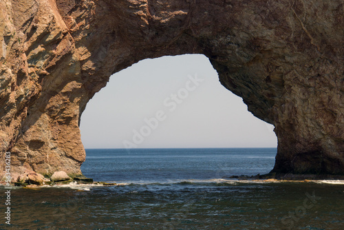 Amazing landscape of Roché Percé ; A hole in the ocean ; Hole in th big rock
