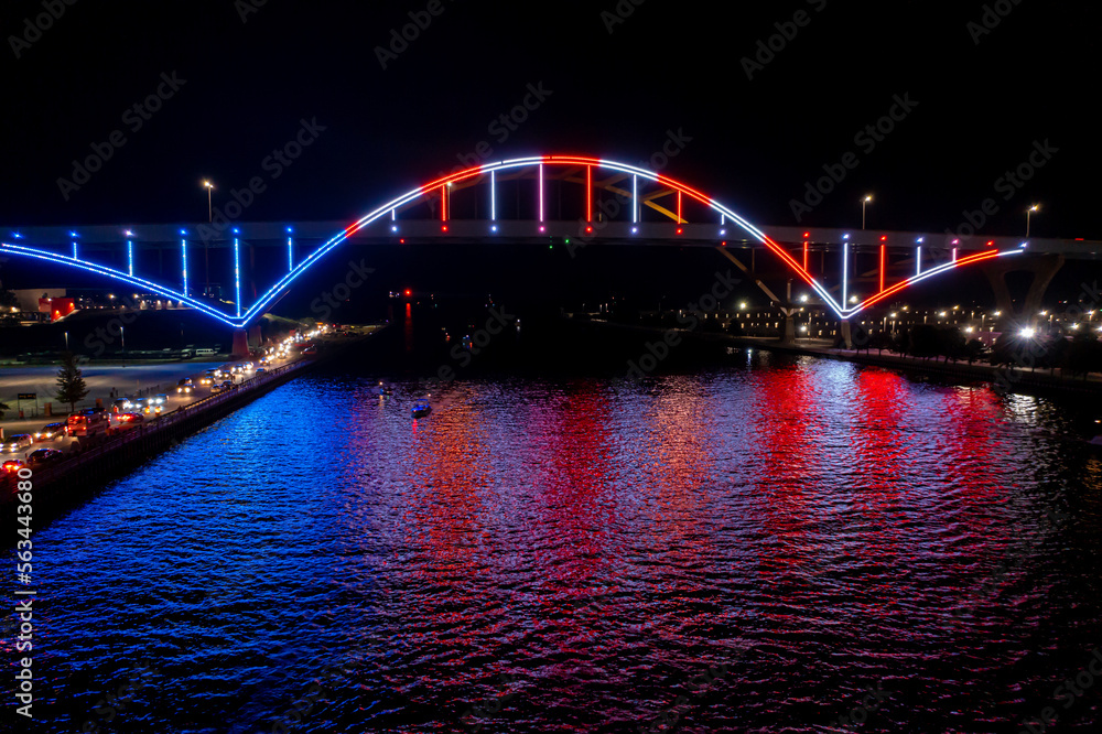 Fototapeta premium Milwaukee Hoan Bridge Red White and Blue