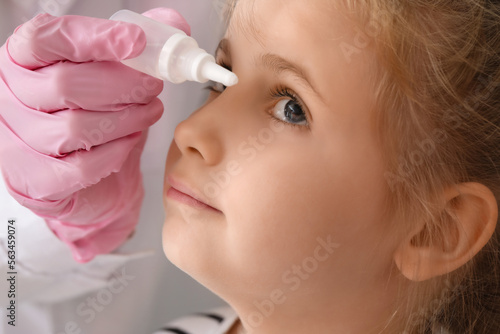 Ophthalmologist putting dro...