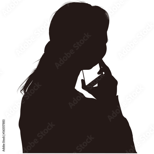 スマートフォンで通話する女性のシルエット