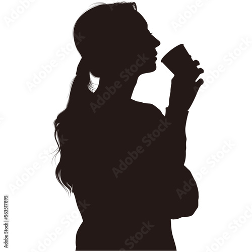 コーヒーブレークでリラックスする女性のシルエット