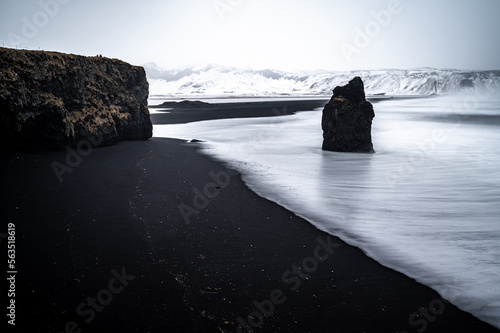 Платно Iceland black beach Reynisfjara in Vik from Dyrholaey (Dyrhólaey) viewpoint