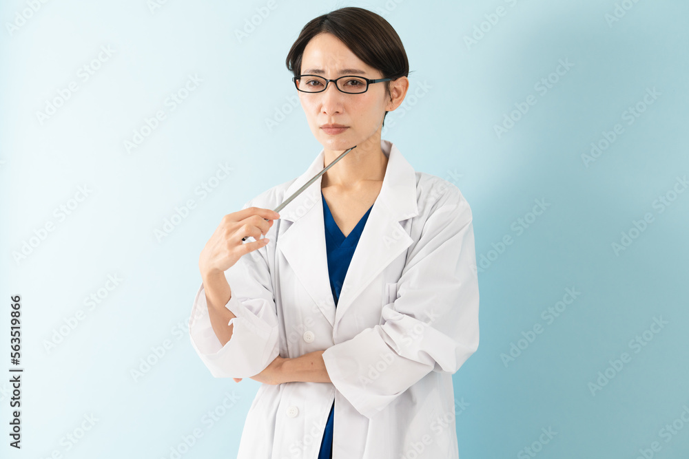 白衣を着ている若い女性 医療イメージ 白衣を着ている若い女性 医療イメージ
