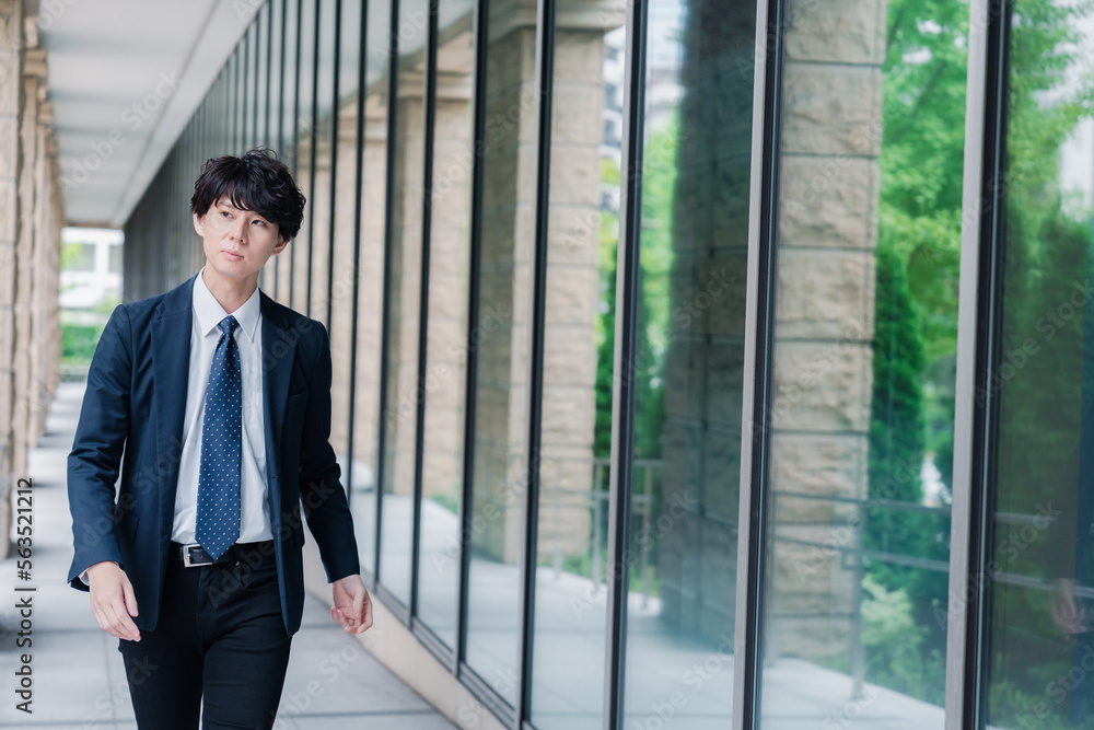 オフィスをさわやかに歩くビジネスマン