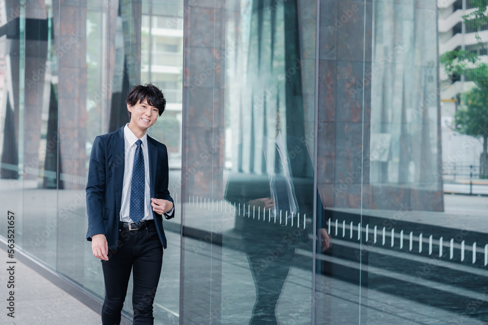 オフィスをさわやかに歩くビジネスマン