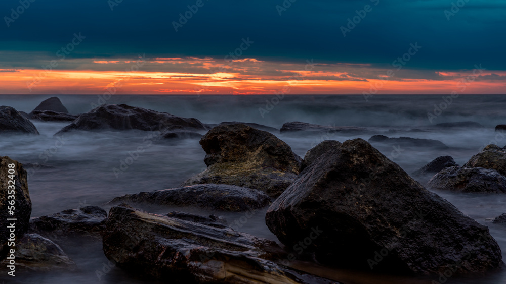 Fototapeta premium sunrise over the sea