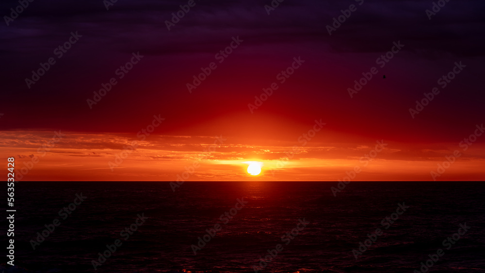Fototapeta premium sunrise over the sea