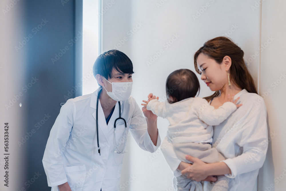 家を訪問したドクターに診てもらう赤ちゃん