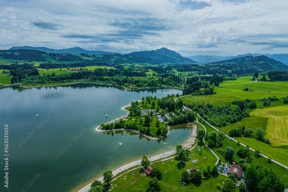 Ausblick auf das Freizeitzentrum bei Moosbach am Rottachsee im Allgäuer Seenland