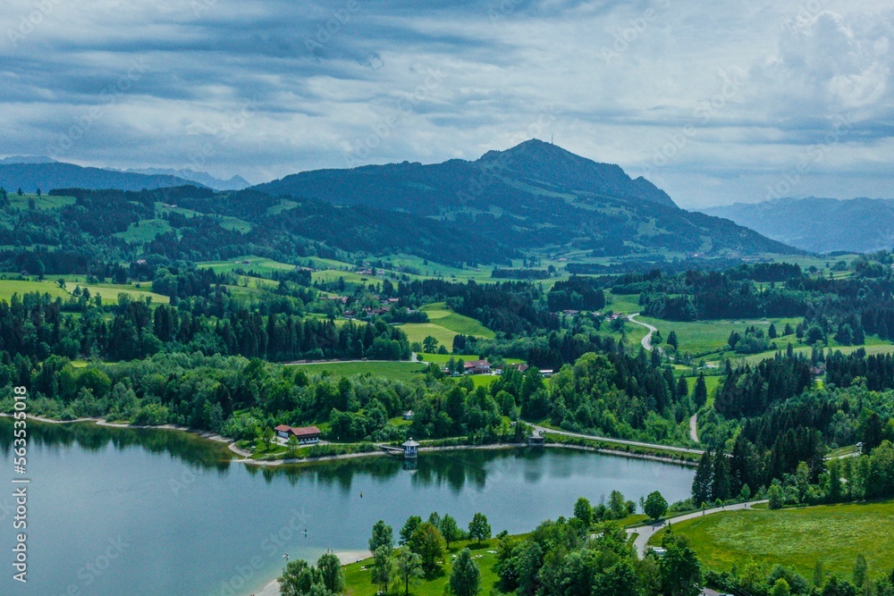 Blick über den Rottachsee im Oberallgäu zum Grünten 